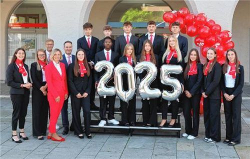 Die neuen Auszubildenden (von links) mit Ausbilderin Tara Erdmann, Personalentwicklerin Lena Winkler, Abteilungsleiter Personal Florian Brand, Vorstandsmitglied Alexandra Schuhbauer und Vorstandsvorsitzendem Markus Putz.