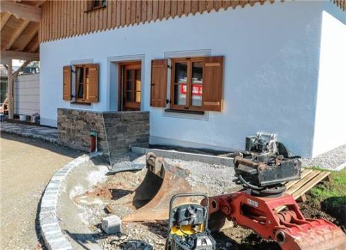 Die Pflasterung vor dem neuen Vereinsheim wird aktuell in Angriff genommen. Fotos Stache