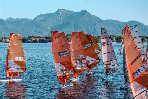 Die Raceboardsurfer haben beim Bundesligafinale am Chiemsee vergeblich auf Wind gewartet.Foto Raceboardsurfer