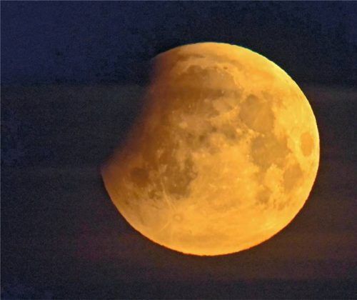 Die Region darf sich auf ein faszinierendes Himmelsschauspiel freuen: Eine totale Mondfinsternis wird in der Abenddämmerung zu sehen sein. Foto Patrick Pleul/dpa