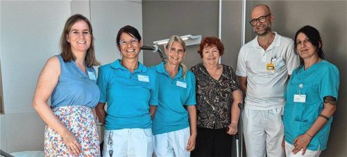 Die Retter aus der Romed-Klinik Wasserburg: (von links) Angelika Holzmaier (stellvertretende kaufmännische Leitung), Rosi Spiel (Sozial- und Entlassmanagement), Tina Angerer (Physiotherapeutin), Patientin Ingeborg Blattenberger-Tauscher, Professor Dr. Helmut Wegmann (Chefarzt Unfallchirurgie) und Peri Baumgartner (stellvertretende Stationsleitung). Foto Rieger