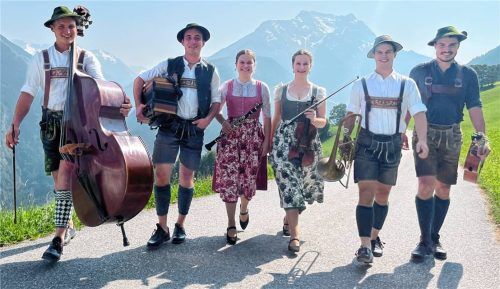 Die Saitenstraßenmusi mit (von links) Flori Schmid, Hannes Schmid, Julia, Elisabeth und Christoph Sinhart sowie Jakob Hampel gelten seit dem Gewinn des Herma-Haselsteiner-Preises als eine der vielversprechendsten jungen Volksmusikgruppen des Alpenraums. Foto privat
