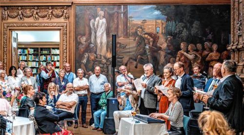 Die Schauspieler bedanken sich bei Karl-Heinz Baumgartner für dessen Mühen. Fotos nitzsche