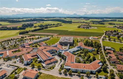 Die Schön Klinik in Vogtareuth schließt zum Jahresende mehrere Fachabteilungen. Davon betroffen sind 200 Mitarbeiter. Der Betriebsrat sieht die Ursache für die wirtschaftlich angespannte Situation der Klinik in Fehlentscheidungen des Managements. Foto Schön-Klinik-Gruppe