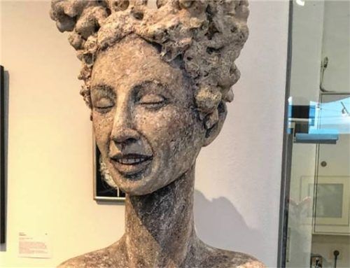 Die Skulptur „Im Wandel“ von Tatjana Raum.