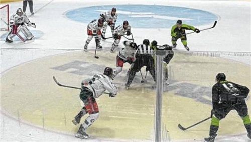 Die Starbulls Rosenheim (in weiß) mussten sich in Slowenien mit 0:3 geschlagen geben.Foto re