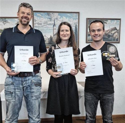 Die stolzen „Sieger“: (von rechts) Christopher Cupo, Elisabeth Singhammer und Jens Pickelmann. Foto beutl