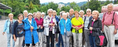 Die Teilnehmer der 2500. Wanderung der Priener Senioren in Rohrdorf. Foto hÖTZELSPERGER