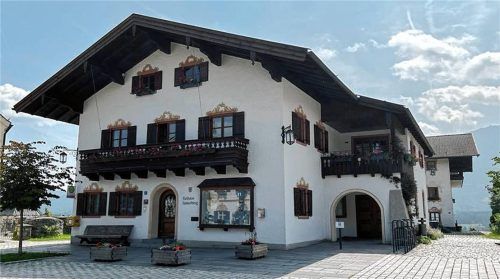Die überwiegende Mehrheit der Samerberger Gemeinderäte wollte weiterhin die Freiheit, zwischen Wirtschaftlichkeit und Nachhaltigkeit abwägen zu können. Im Bild: Das Rathaus in Törwang. Foto Deindl