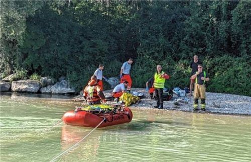Die verletzte Person konnte nur mithilfe eines Schlauchbootes und einer Schleifkorbtrage gerettet werden. Foto Feuerwehr Bad Aibling