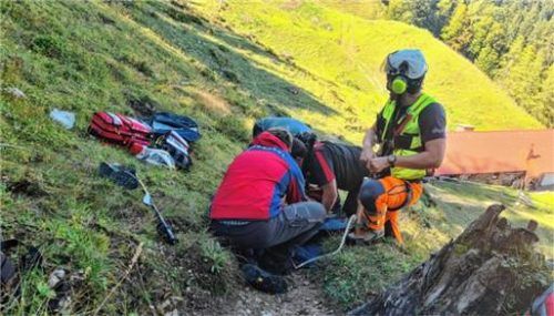 Die Versorgung der Patientin durch die Bergwacht und den Notarzt. Foto Bergwacht Grassau