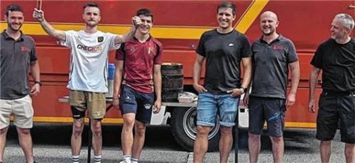 Die Willinger Feuerwehr, in deren Reihen auch Vereinsvorsitzender Michael Krimplstötter mitspielte (Zweiter von rechts), holte sich den Gesamtsieg. Foto RE