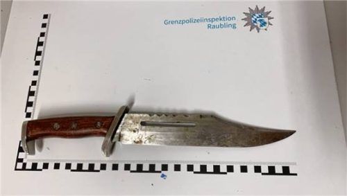 Dieses Kampfmesser hatte der Mann im Bereich des Fahrersitzes in seinem Fahrzeug liegen. Foto Grenzpolizeiinspektion Raubling