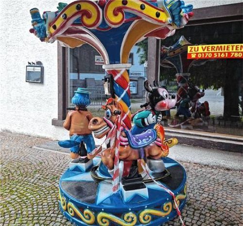 Dieses Karussell, das vor einem Hotel in Reit im Winkl aufgestellt war, haben Unbekannte gestohlen. Foto Polizeiinspektion Traunstein