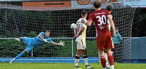 Dosenöffner: Der Freistoß von Michael Summerer findet den Weg ins Schwabinger Gehäuse.Foto Hans-Jürgen Ziegler