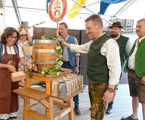 Drei Schläge brauchte Bürgermeisterin Petra Jackl in diesem Jahr, dann war das Kraiburger Volksfest eröffnet. Im kommenden Jahr wird das Volksfest eine Auszeit nehmen. Foto  Bachmaier
