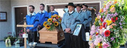 Ehrenwache am Sarg von Franz Xaver Engl hielten Mitglieder des Trachtenvereins (rechts) und der Faschingsgilde. Foto Merk
