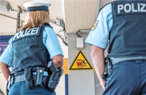 Ein 13-jähriger Bub stürzte am Kiefersfeldener Bahnhof auf die Gleise. Die Polizei warnt vor solchen Fällen. Foto Re