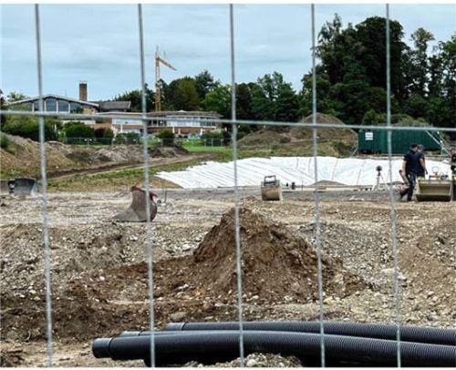Ein Blick aus westlicher Richtung auf die Chiemgau Thermen zeigt, wie groß die Baustelle ist. Foto Kathrin Gerlach