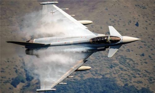 Ein Eurofighter Typhoon der deutschen Luftwaffe während einer militärischen und akrobatischen Flugshow (Symbolbild). Foto dpa
