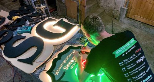 Ein ganz besonderes Wappen wird die Bühne im Festzelt zieren. Das Kunstwerk mit den Jahreszahlen 1875 und 2025 wurde aus lackierten Mehrschichtplatten angefertigt und mit LEDs beleuchtet.Foto rasch
