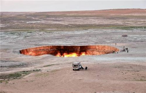 Ein Gaskrater in Turkmenistan. Foto Oliver Neumann