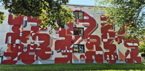 Ein Gemälde im großen Stil: das neue Kunstwerk an der Fassade des Seniorenwohnheims. Hier hat Leni Timmer tatkräftig mitgeholfen. Foto Magdalena Aberle