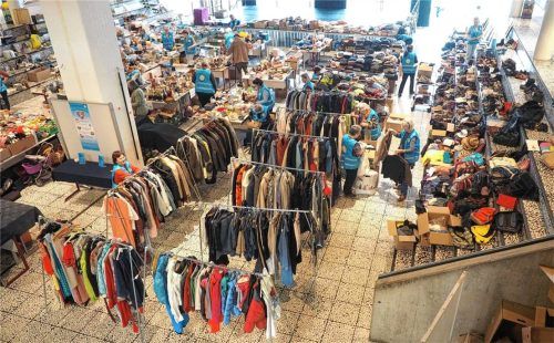 Ein gut sortiertes Warenangebot erwartet die Besucher. Foto re
