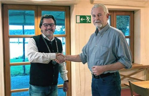 Ein Handschlag zum Start: Bürgermeister Armin Krämmer (links) vereidigte den neuen Gemeinderat Helmut Niederschweiberer (rechts), und so konnte dieser stimmberechtigt an der jüngsten Sitzung nach der Sommerpause teilnehmen. Foto dachs