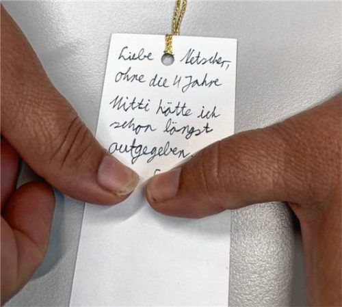 Ein Lesezeichen mit dem handschriftlich formulierten Dank eines ehemaligen Schülers. Elke Netscher hält es in Ehren.