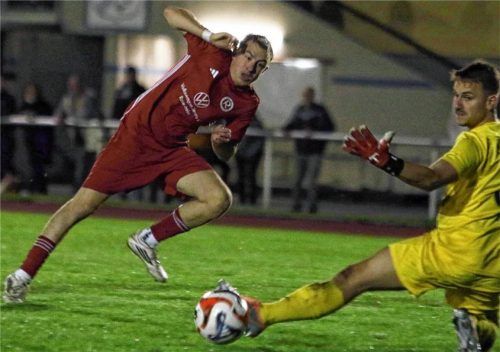 Ein Schuss von Rosenheims Liam Markulin, der aber nicht zum Torerfolg führt. Rechts Kirchheims starker Torhüter Sebastian Kolbe.Foto Wolfgang Fehrmann