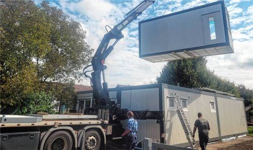 Ein schwerer Kran bringt die Container-Elemente an Ort und Stelle. Foto Stache