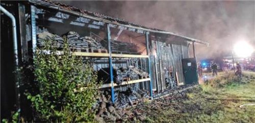 Ein Stadel im Besitz des Feuerwehrvereins Edling brannte am Samstagabend komplett aus. Foto feuerwehr Edling