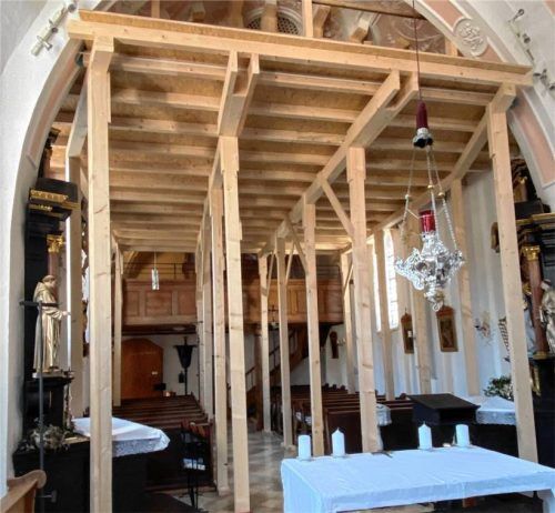 Ein Stützgerüst im Kirchenschiff dient derzeit als Notbehelf und gewährleistet, dass keine Gefahr für die Besucher des Gotteshauses besteht. Fotos Kotter