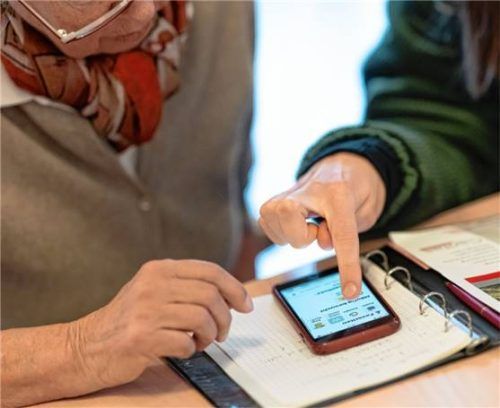 Eine Beraterin beantwortet während der Smartphone-Sprechstunde für Senioren Fragen rund um ein iPhone. Foto DPA