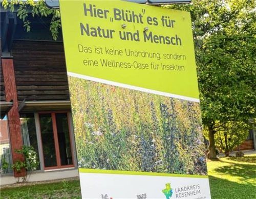 Eine Hinweistafel am Grundstücksrand versorgt Passanten mit Informationen zur Blühwiese. Foto Kotter