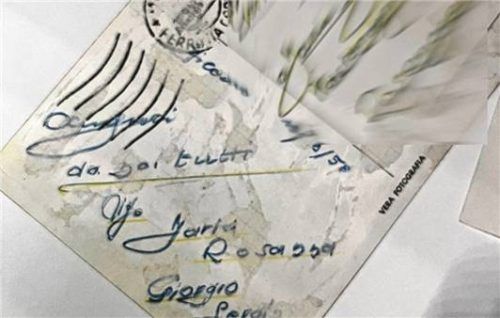 Eine Postkarte aus Mailand, auf der auch Giorgio Armani unterschrieben hat.