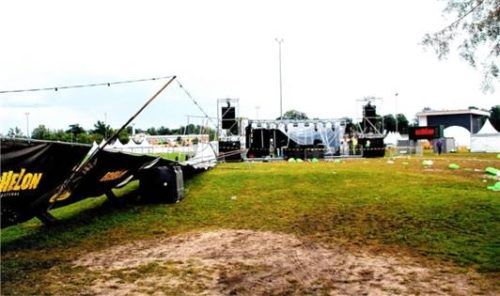 Eine Unwetterfront, die in der Nacht auf 16. August über das Gelände der ehemaligen US-Kaserne in Mietraching bei Bad Aibling gezogen war, hatte auf dem Areal des Echelon-Festivals massive Schäden hinterlassen. Foto Reisner