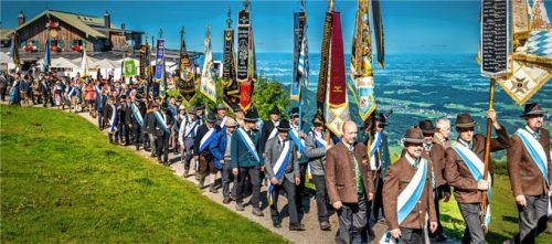 Einen farbenprächtigen Anblick boten die Delegationen aus dem Chiemgau und Rupertigau mit ihren Fahnen.