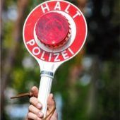 Bis dass die Fahrt euch scheidet: Mann vergisst Ehefrau bei Autobahn-Tankstelle