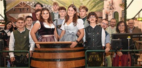 Einen Rundgang mit Führung im Flötzinger-Festzelt durften zwölf Auszubildende, darunter zwei junge Damen von der Flötzinger Brauerei, an einem Vormittag während des Herbstfests machen.Foto ruprecht
