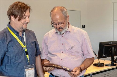 Einer der Höhepunkte der Hauptversammlung der europäischen Schmiedestädte: Volodymyr Gaidar (links), der aus der Westukraine nach Kolbermoor reiste, überreicht Bürgermeister Peter Kloo die Reste einer Mine. Diese haben ukrainische Schmiede zu einem kleinen Kunstwerk der Hoffnung umgestaltet. Foto thomae