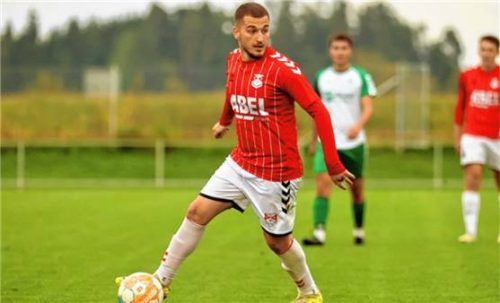 Engelsbergs Daors Zabergja erzielte den einzigen Treffer im Spiel gegen den SV Schloßberg-Stephanskirchen – dafür brauchte er keine 60 Sekunden.Foto mbpresse – Butzhammer