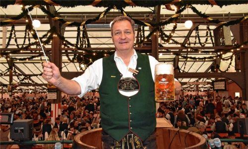 Er gibt das Lied vor: Roland Merk ist seit 36 Jahren Dirigent der Dreder Musi. Foto Peter Schlecker