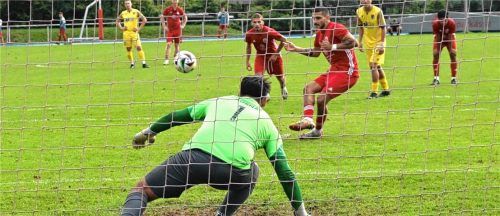 Eren Emirgan vergibt die beste Chance auf den Siegtreffer gegen Dornach. Sein Elfmeter trifft nur die Oberkante der Latte.Foto Hans-Jürgen Ziegler