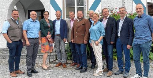 Erfolgreiche Erweiterung: Zur ersten Bürgermeisterrunde trafen sich die nunmehr neun Mitgliedsgemeinden der Ökomodellregion im Juli mit (von links) Martin Riedl (Baiern), Josef Oswald (Glonn), Angelika Gsellmann (Projektkoordinatorin), Andreas Lutz (Oberpframmern), Georg Weigl (Tuntenhausen), Peter Wagner (Aying), Josef Schwäbl (Bruck), Inge Heiler (Egmating), Michael Eisenschmid (Moosach), Josef Hupfauer (Feldkirchen-Westerham) und Franz Hobmeier (Ökomodellregion). Foto re