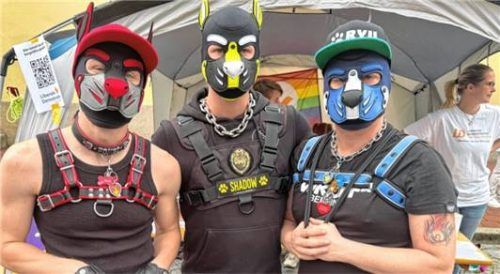 Erlaubt ist beim Umzug zum Christopher Street Day, was gefällt: Pongo, Shadow und Ryu sind, zumindest manchmal, auch im Hunde-Modus unterwegs.