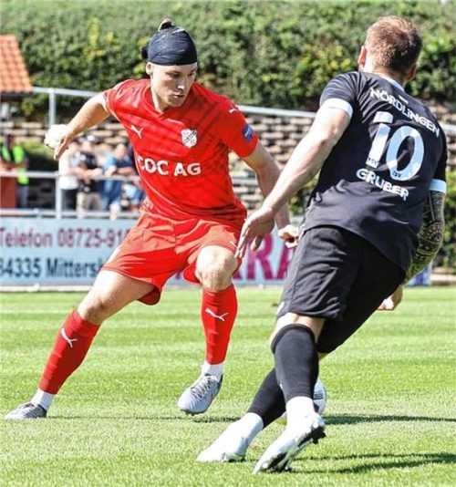 Erlbachs Yannik Seils (links) konnte trotz Kopfverletzung weiterspielen.Foto Zucker