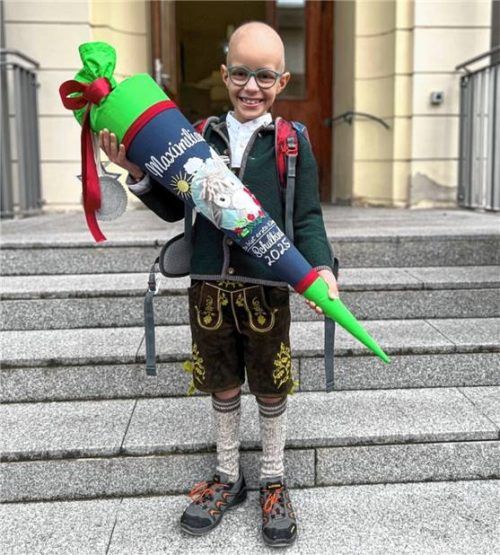 Erster Schultag: der kleine Maxi in Lederhose und mit der Schultüte in der Hand. Foto Kotter