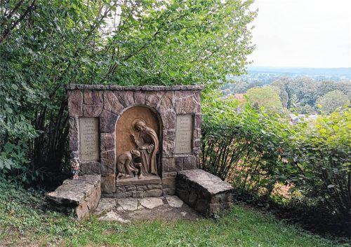 Etwa 80 Meter oberhalb des Staudach-Denkmals, hier auf dem Foto, wird der neue Hochbehälter gebaut. Der Behälter wird nach dem Bau kaum zu erkennen sein. Foto Eder